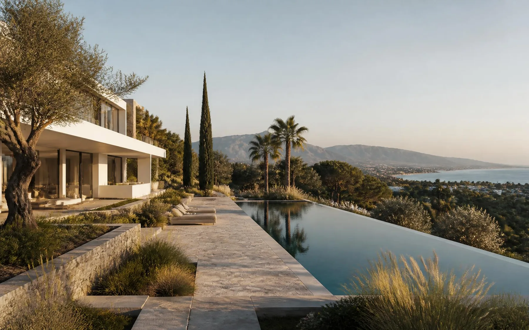Villa contemporánea en Marbella con jardín mediterráneo, piscina y vistas al mar