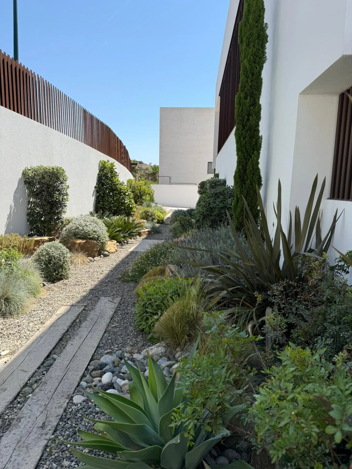 Agave, gramíneas y áridos en un jardín contemporáneo de la Costa del Sol