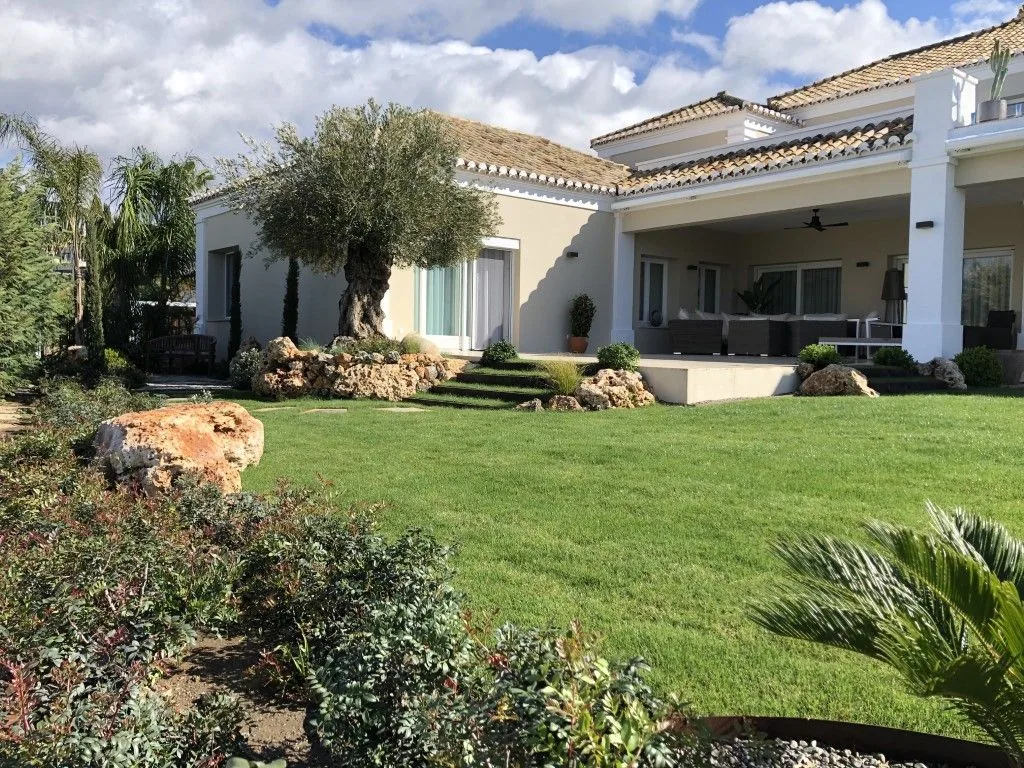 Villa en Marbella con pradera y olivos en primer término