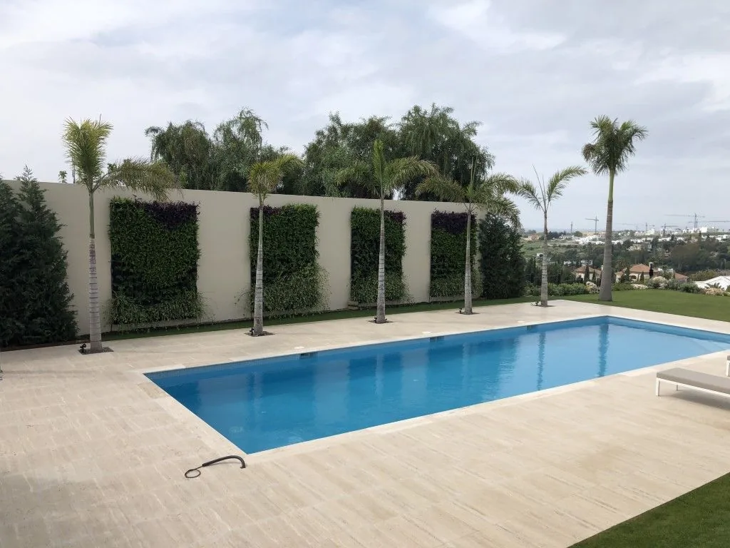 Piscina integrada en el jardín de una villa en Marbella